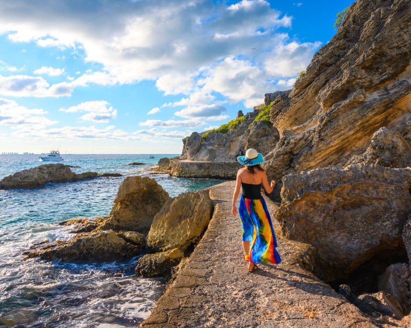 Mujer caminando al lado del mar