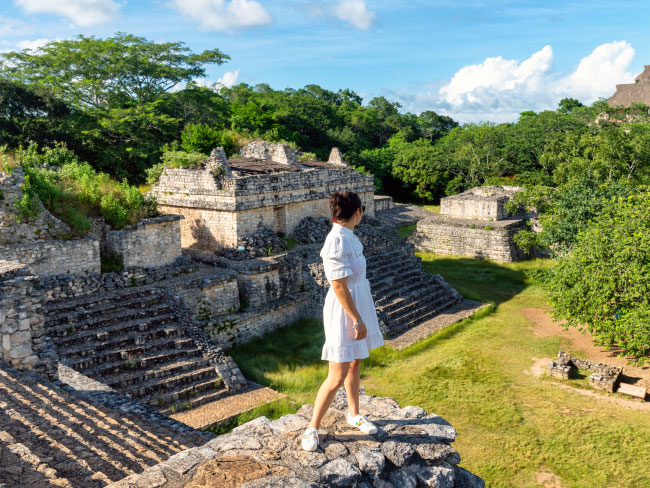 Turista mirando las ruinas