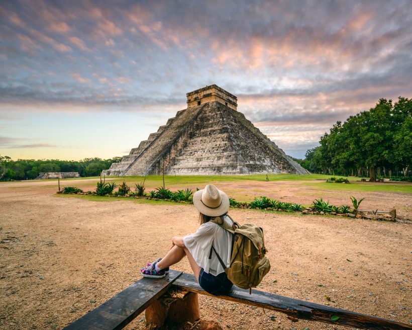 Chica en Chichen Itzá