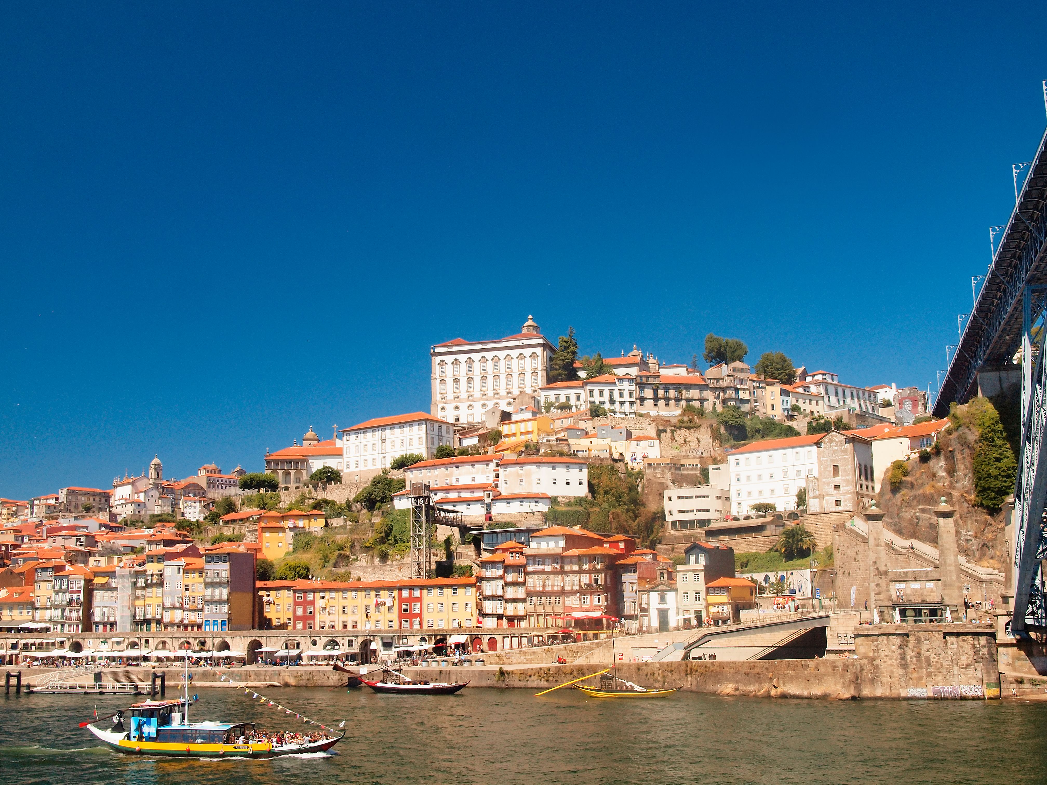 Busca vuelos baratos a Oporto