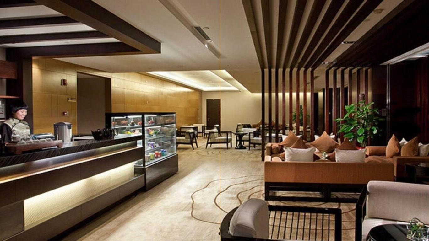 Longchamp Garden Hotel