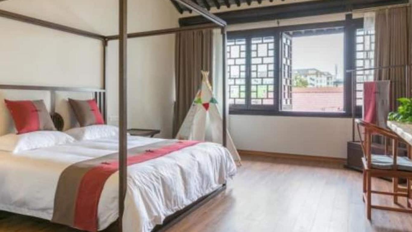 Meet Lavilla House Disney Airport Branch