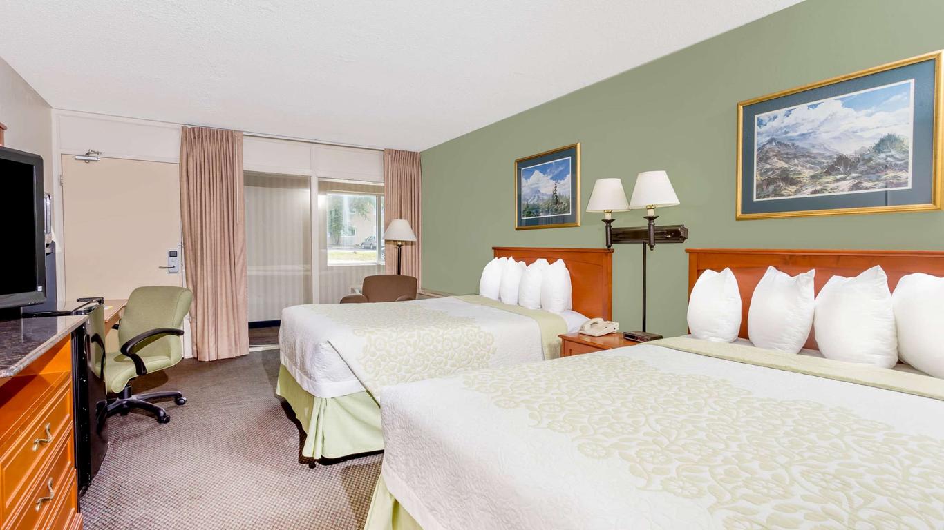 Days Inn by Wyndham Cedar Falls- University Plaza