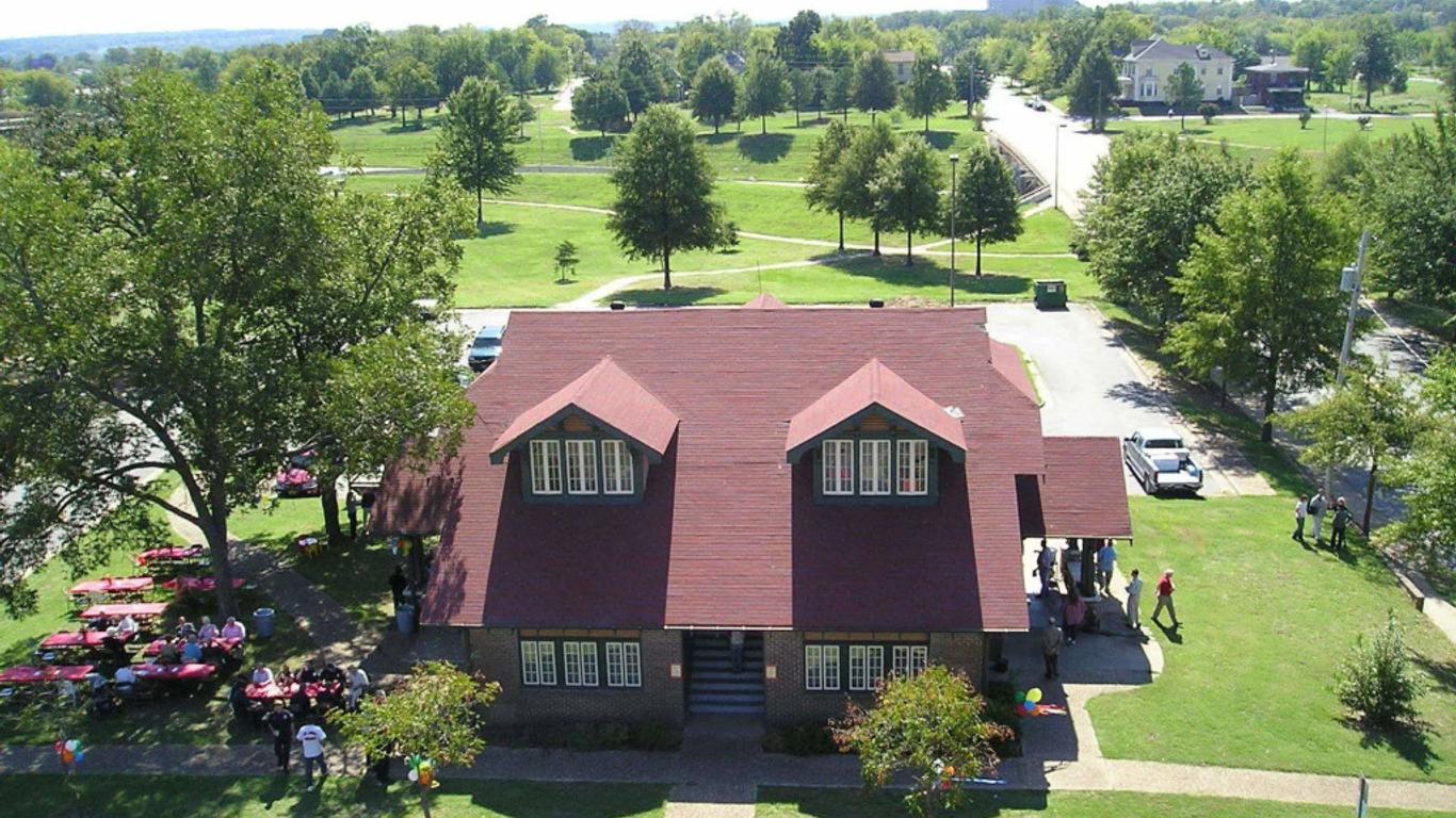 Hi Little Rock Firehouse Hostel & Museum