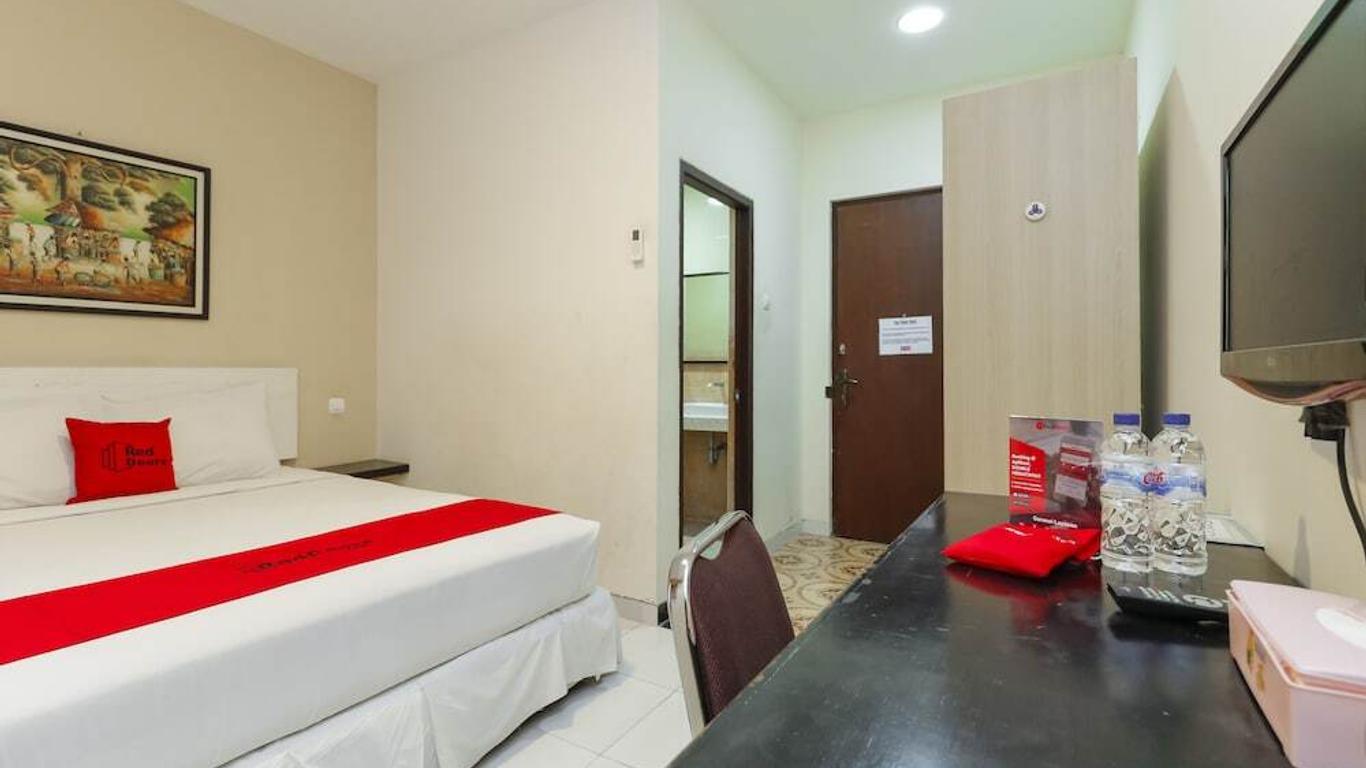 RedDoorz near Universitas Sebelas Maret