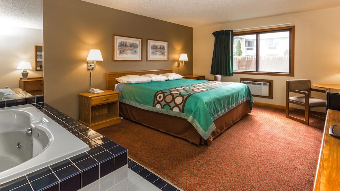 Super 8 by Wyndham Hartford WI