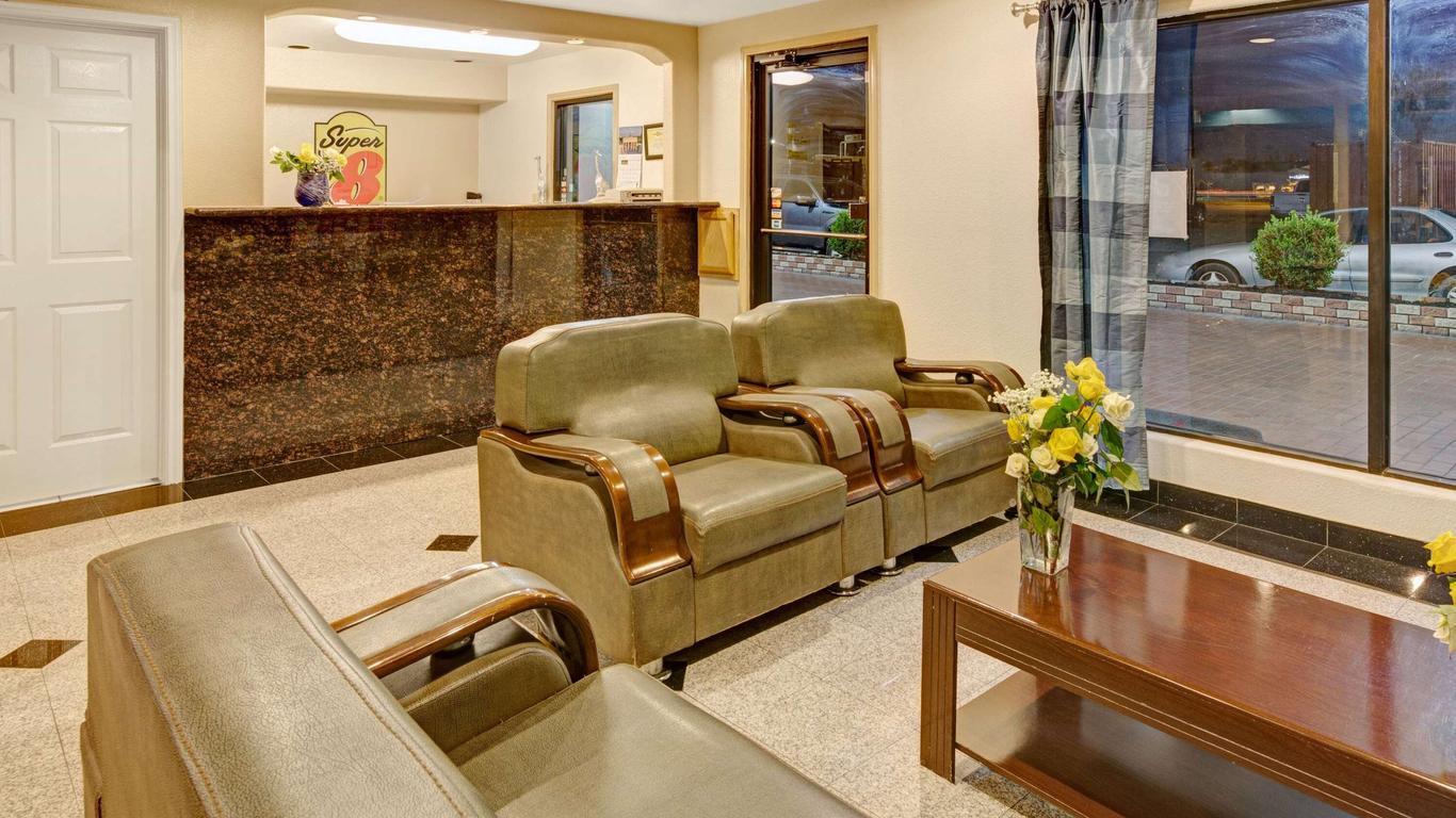 Super 8 by Wyndham Mont Belvieu/Baytown East
