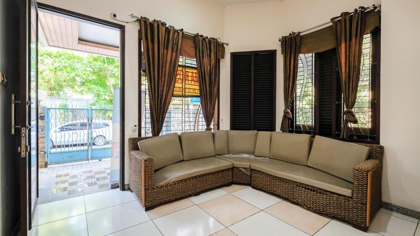 RedDoorz Plus near Simpang Lima