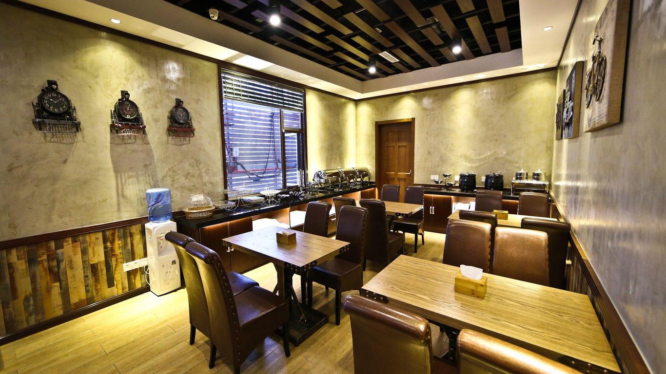 Time Traveller Hotel - Near Beijing Panjiayuan Antique Market, Beijing Happy Valley, CBD, China Zun and Sanlitun, Tian'anmen Square, Free ice cream, mineral water, coffee, snacks and laundry service, Free gymnastic, English communication well