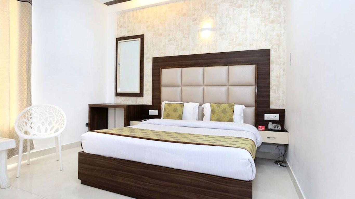 Oyo 11367 Hotel Yellow