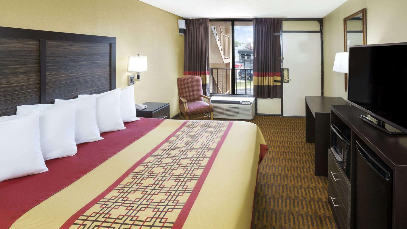 Days Inn by Wyndham Columbus-North Fort Moore