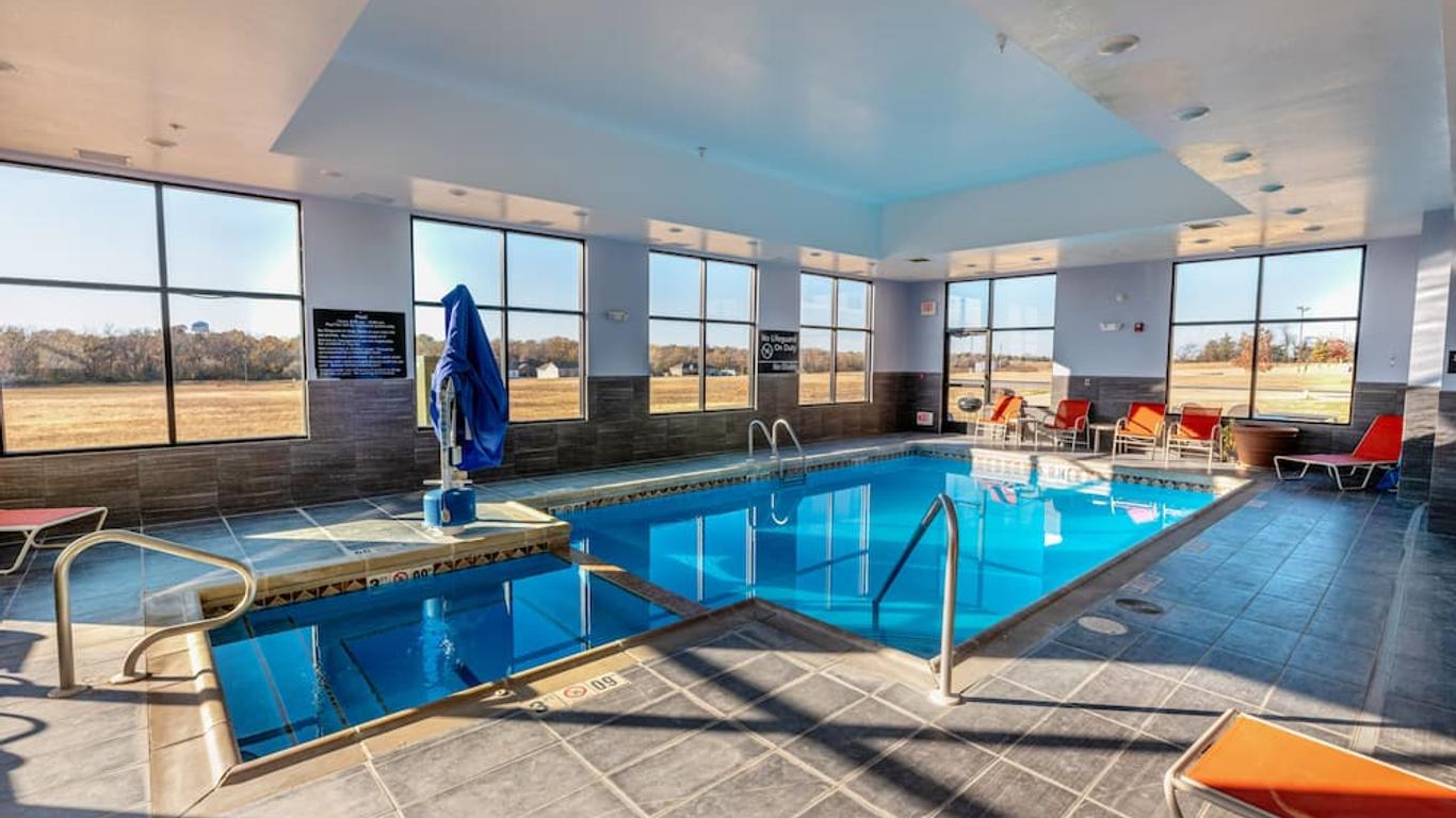 Flag Point Inn and Suites Pratt by FairBridge