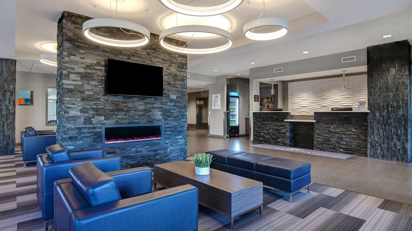 Days Inn & Suites by Wyndham Warman Legends Centre