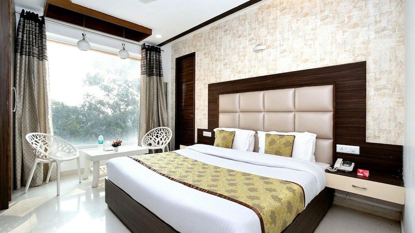 Oyo 11367 Hotel Yellow