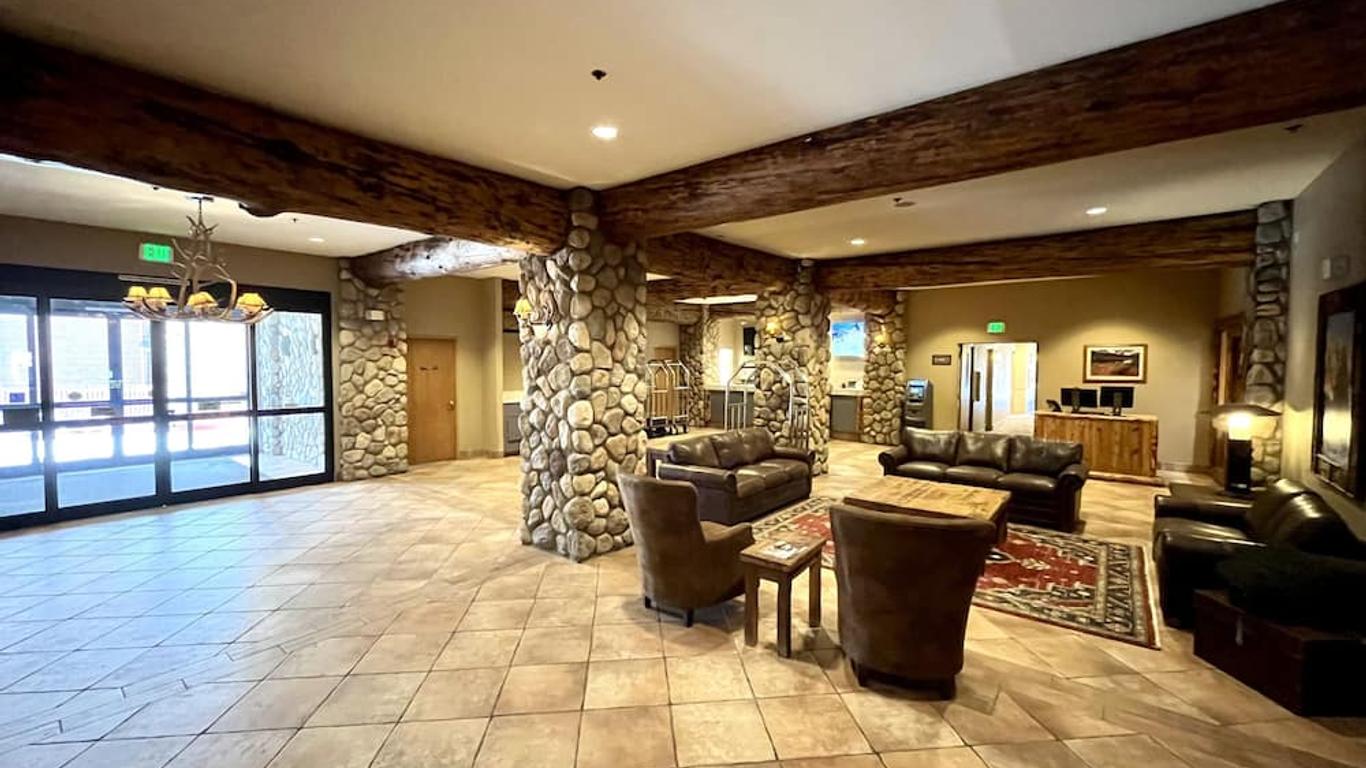 Ski In-Out with King Bed, Outdoor Hot Tub, Pool & Kitchen - No Resort Fee