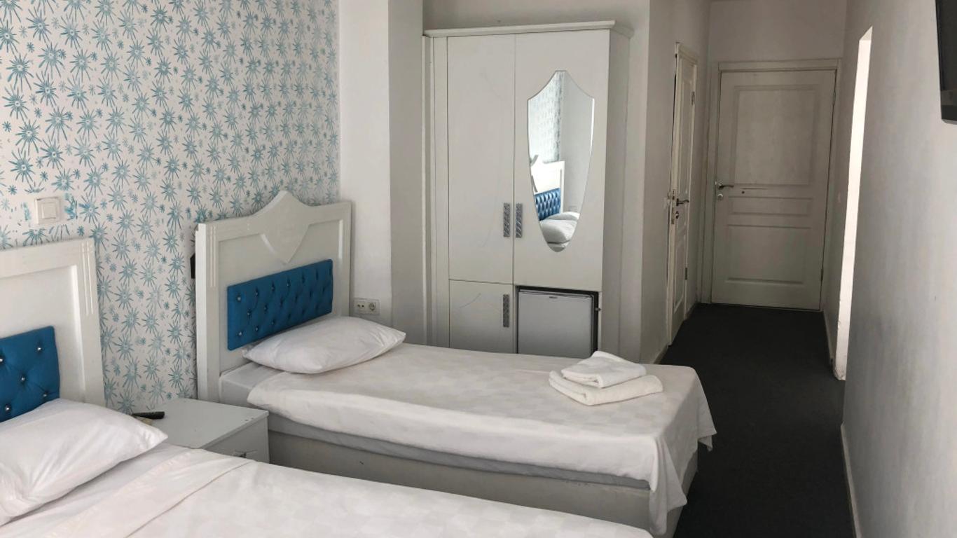 Lancelot Hotel