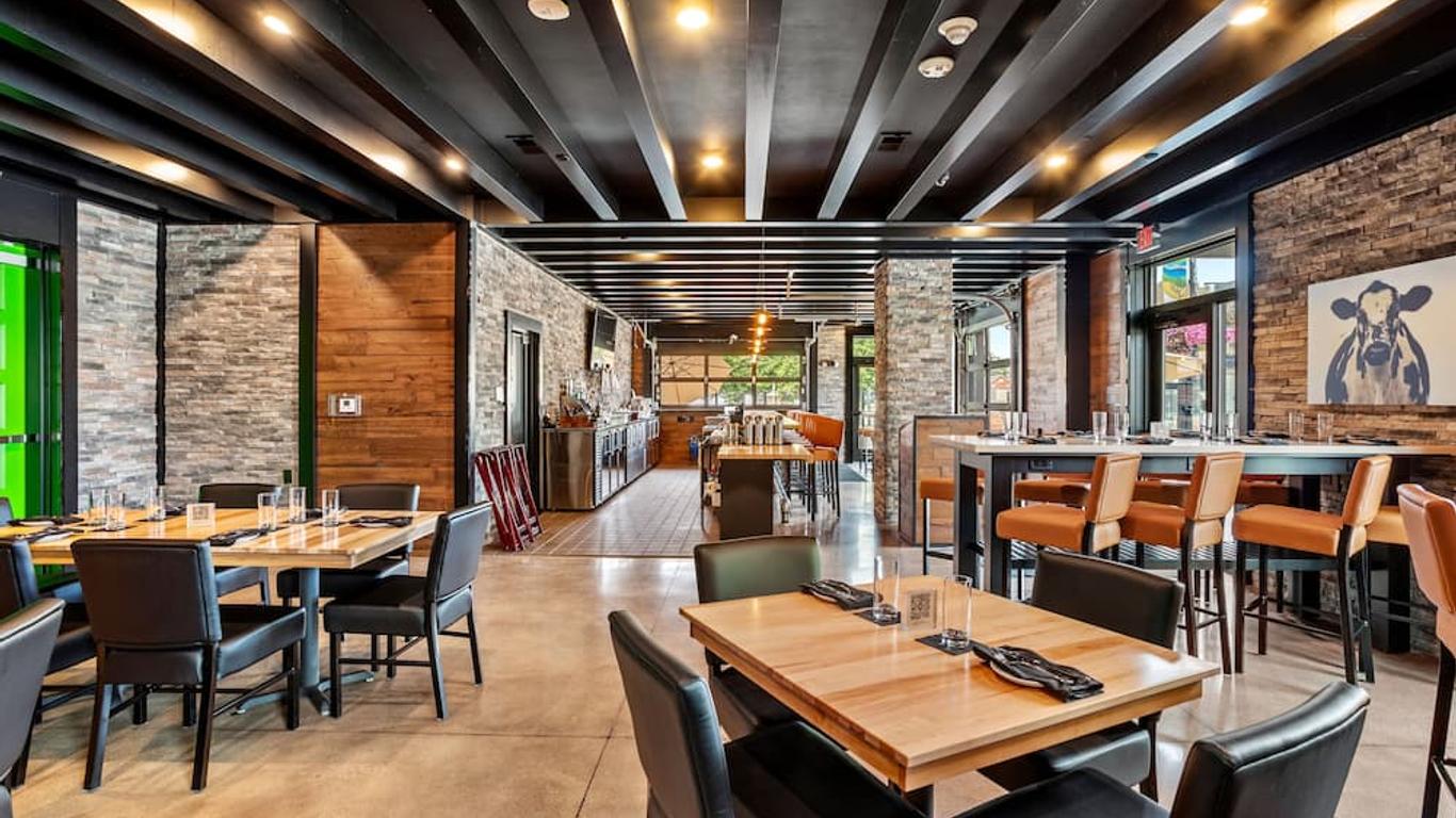 Cobblestone Hotel & Suites - De Pere Green Bay