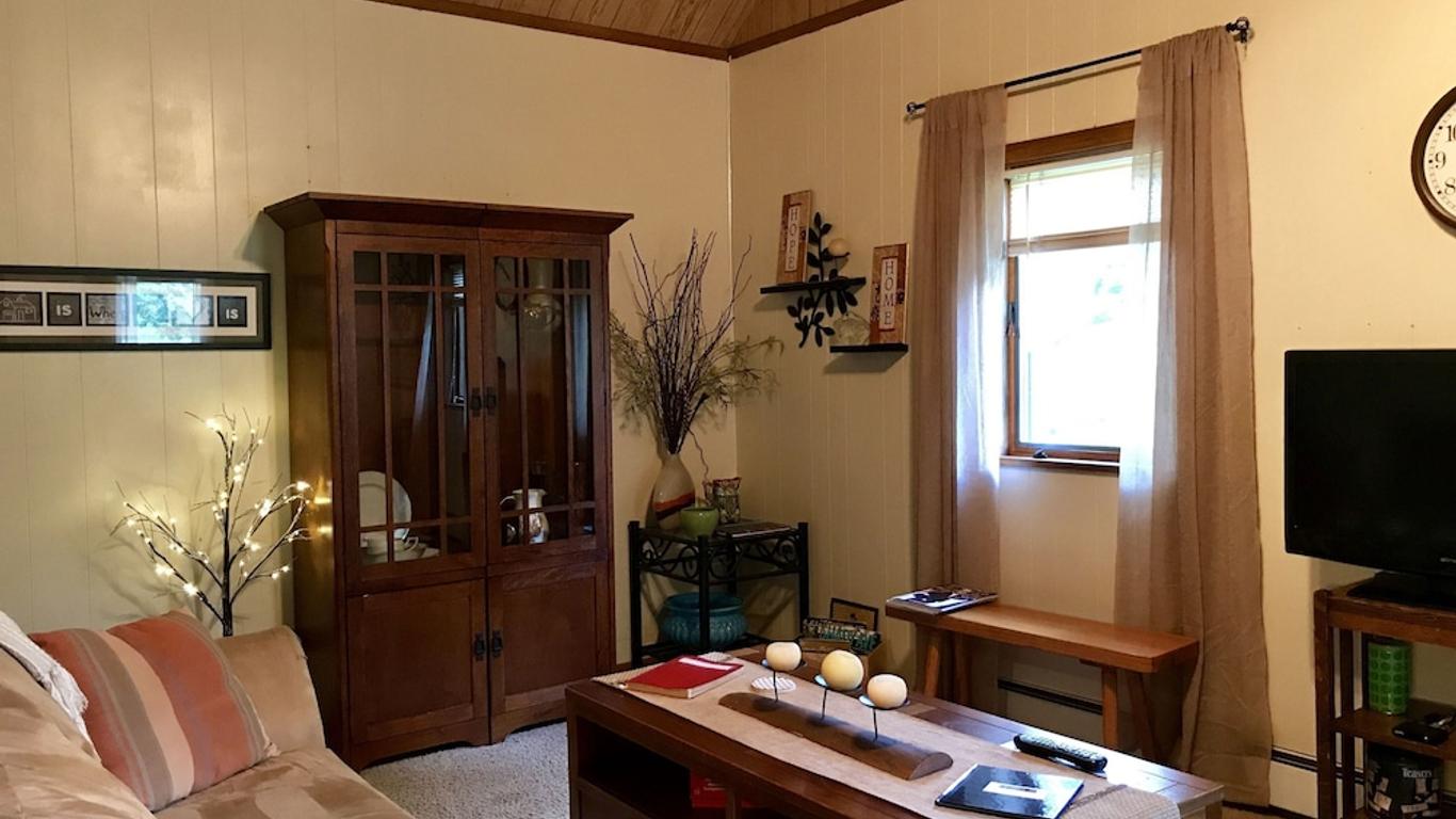 Clean, Fox Chapel Area, 20 Minutes from Downtown Pittsburgh\n