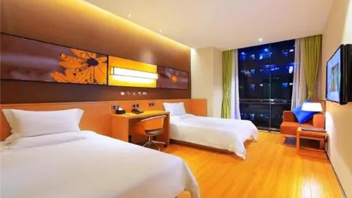 IU Hotel Xian Xijing Hospital Tonghua Gate Subway Station Branch
