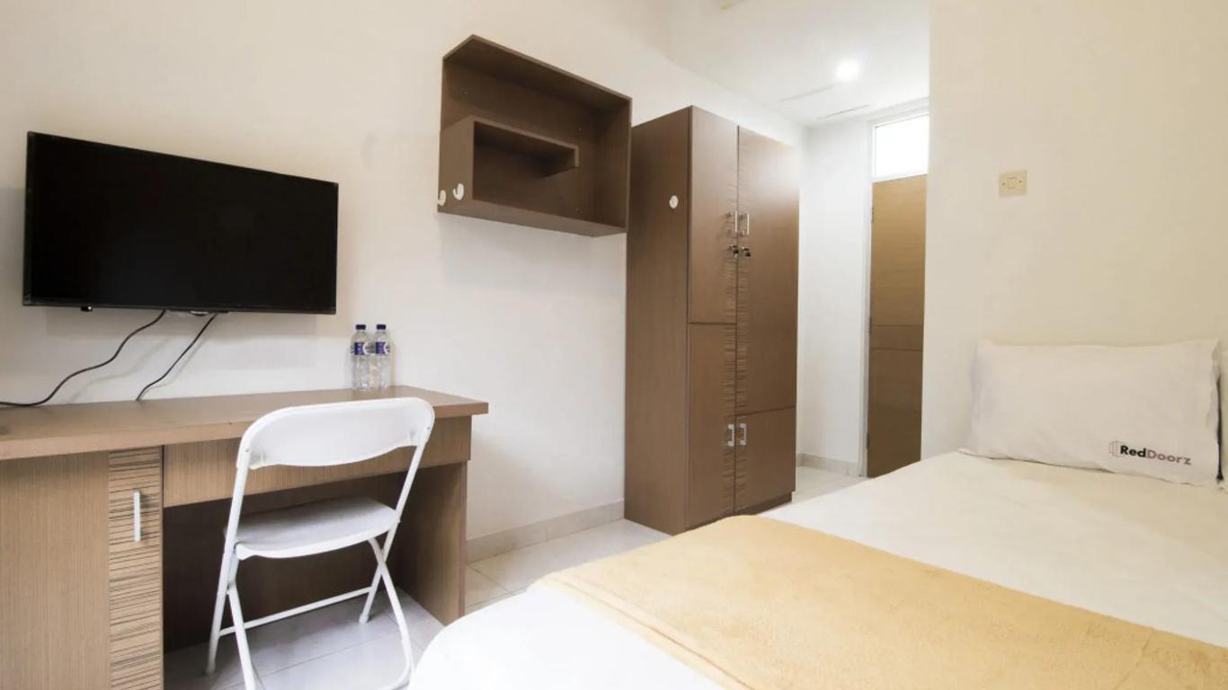 RedDoorz Plus near Lippo Karawaci