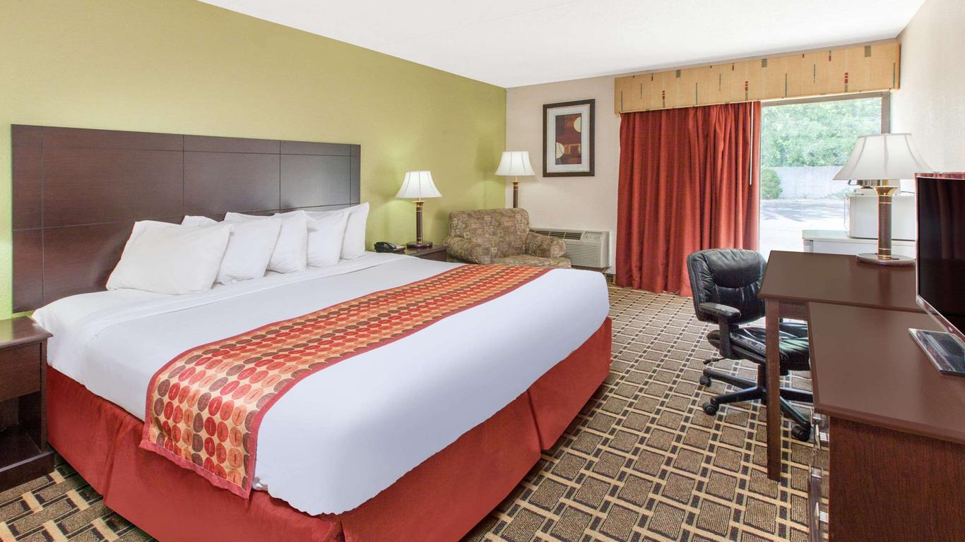 Days Inn & Suites by Wyndham Madison Heights MI