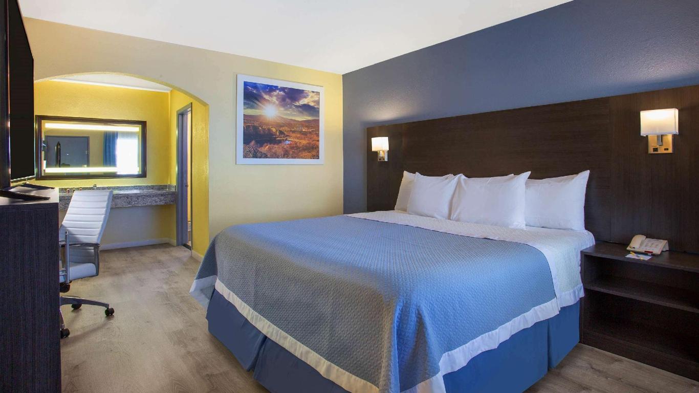 Days Inn by Wyndham Airport - Phoenix