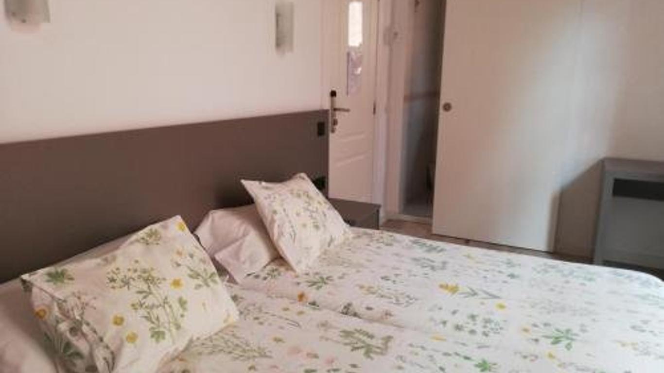 Hostal Parellades