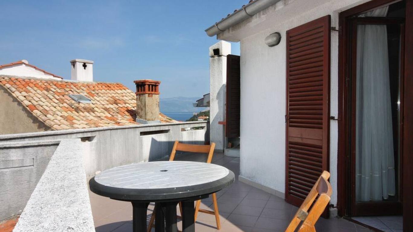 Apartments and rooms with parking space Vrbnik, Krk - 5302
