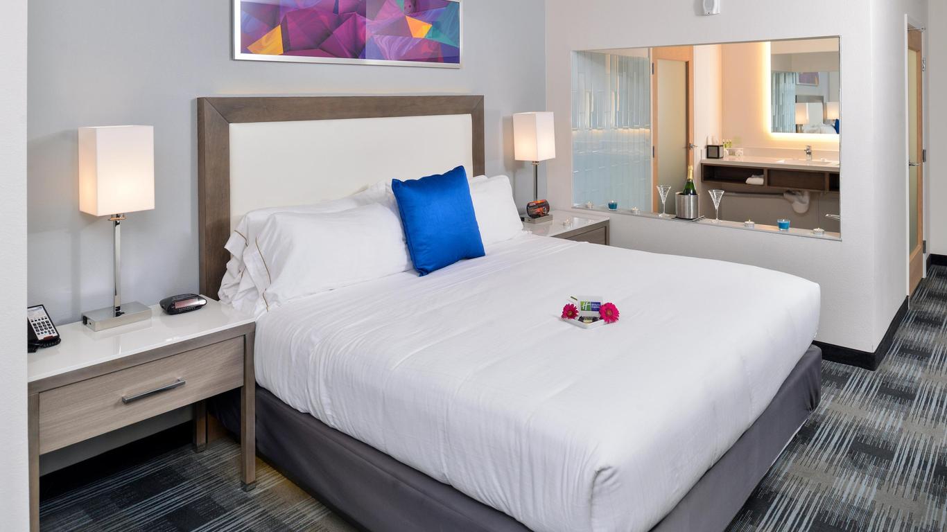 Holiday Inn Express & Suites San Diego - Mission Valley, An IHG Hotel