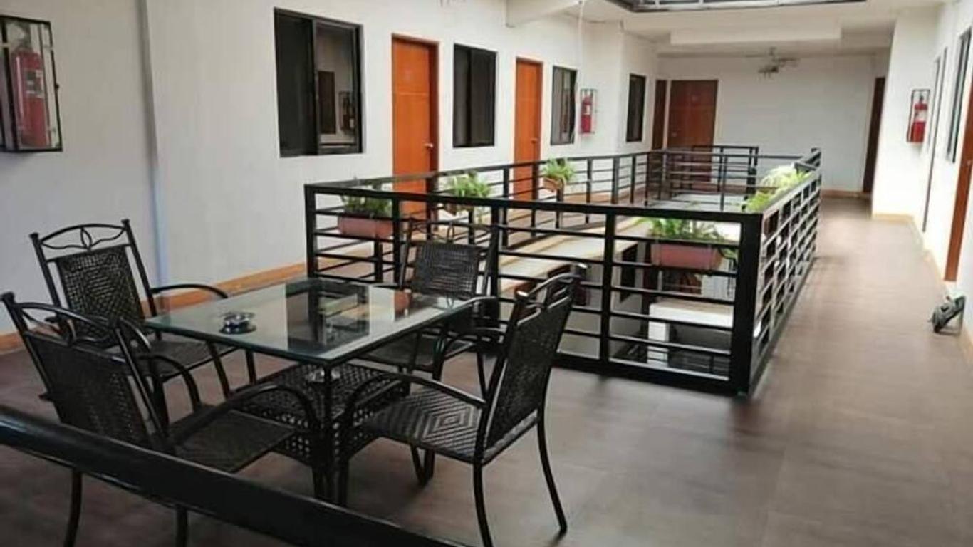 Hidden Pearl Hotel (Janus Luxury Suites)
