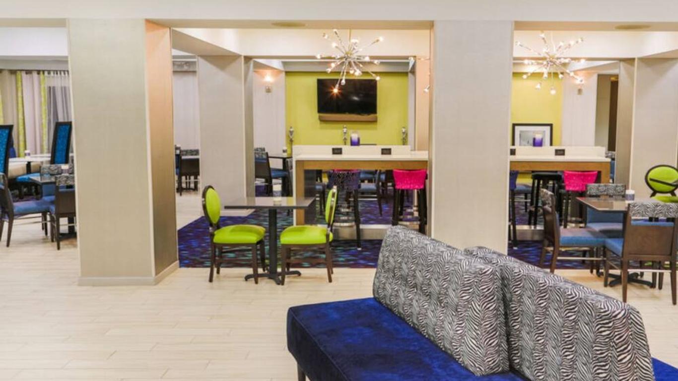 Hampton Inn & Suites Nashville-Airport