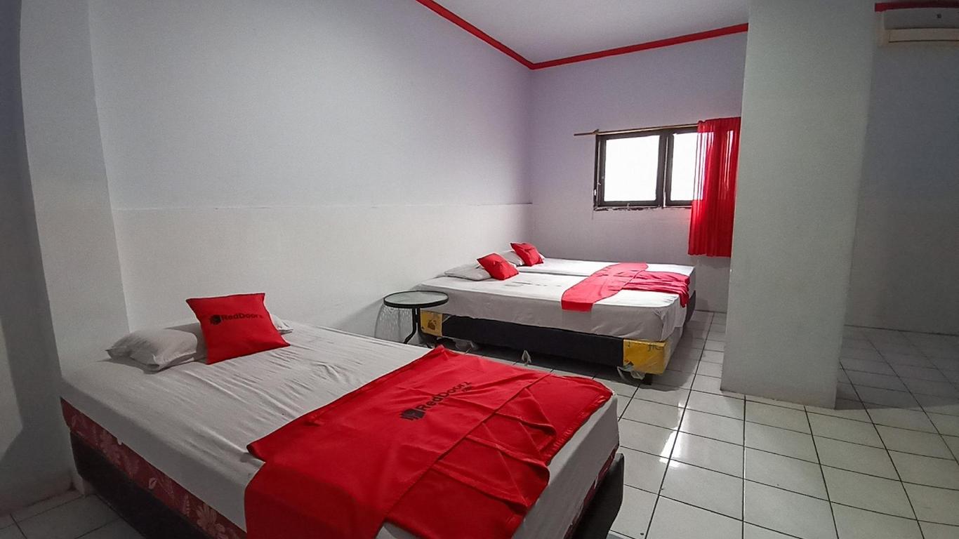 RedDoorz Near Sam Ratulangi Manado