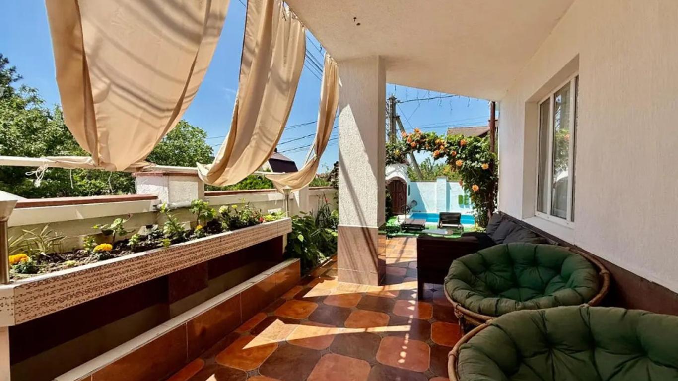 Roza Vetrov Guest House