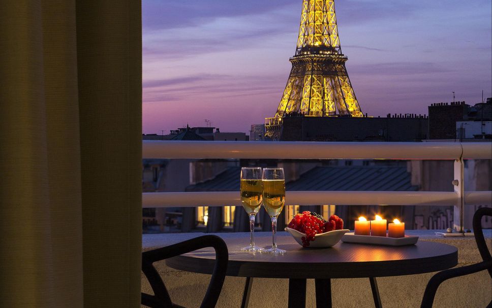 torre eiffel de noche con estrellas