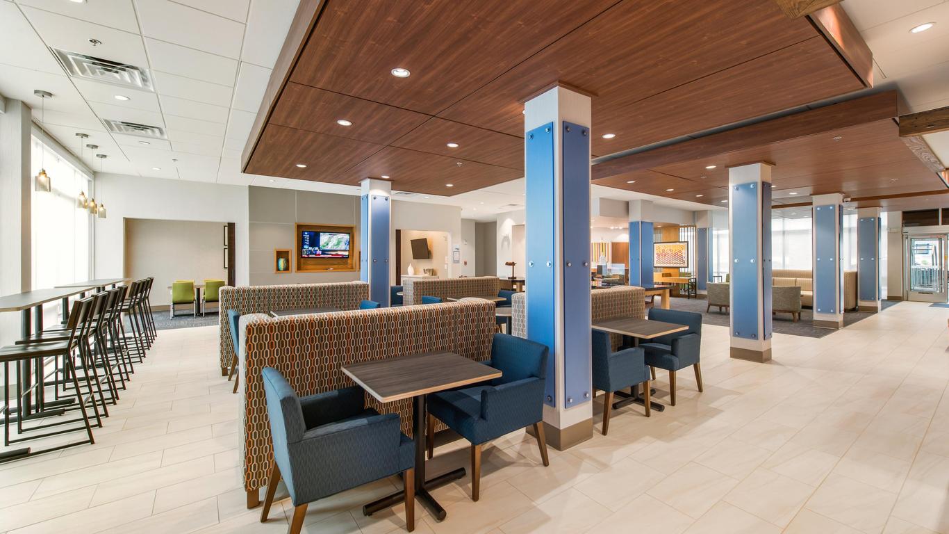 Holiday Inn Express & Suites Carrollton West