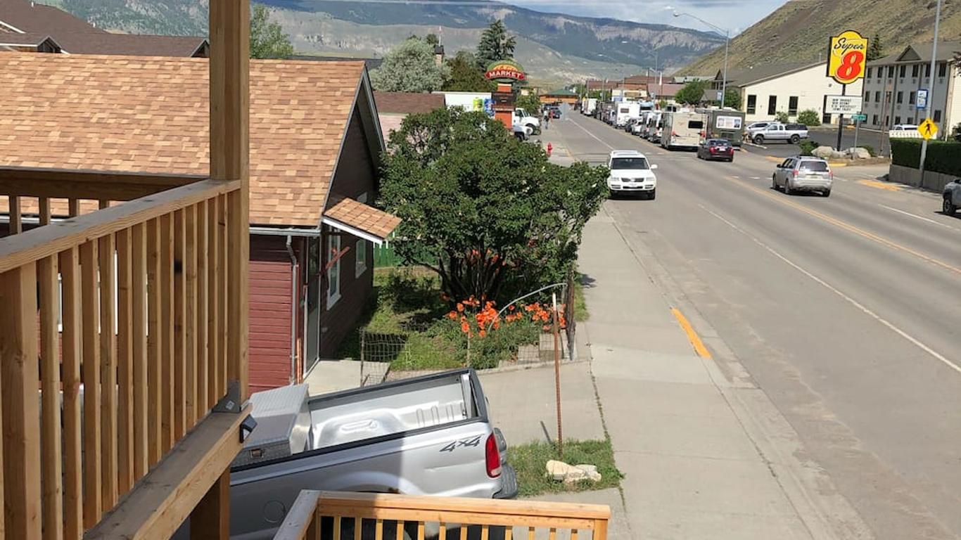 Parkway Yellowstone Guest House Room #1