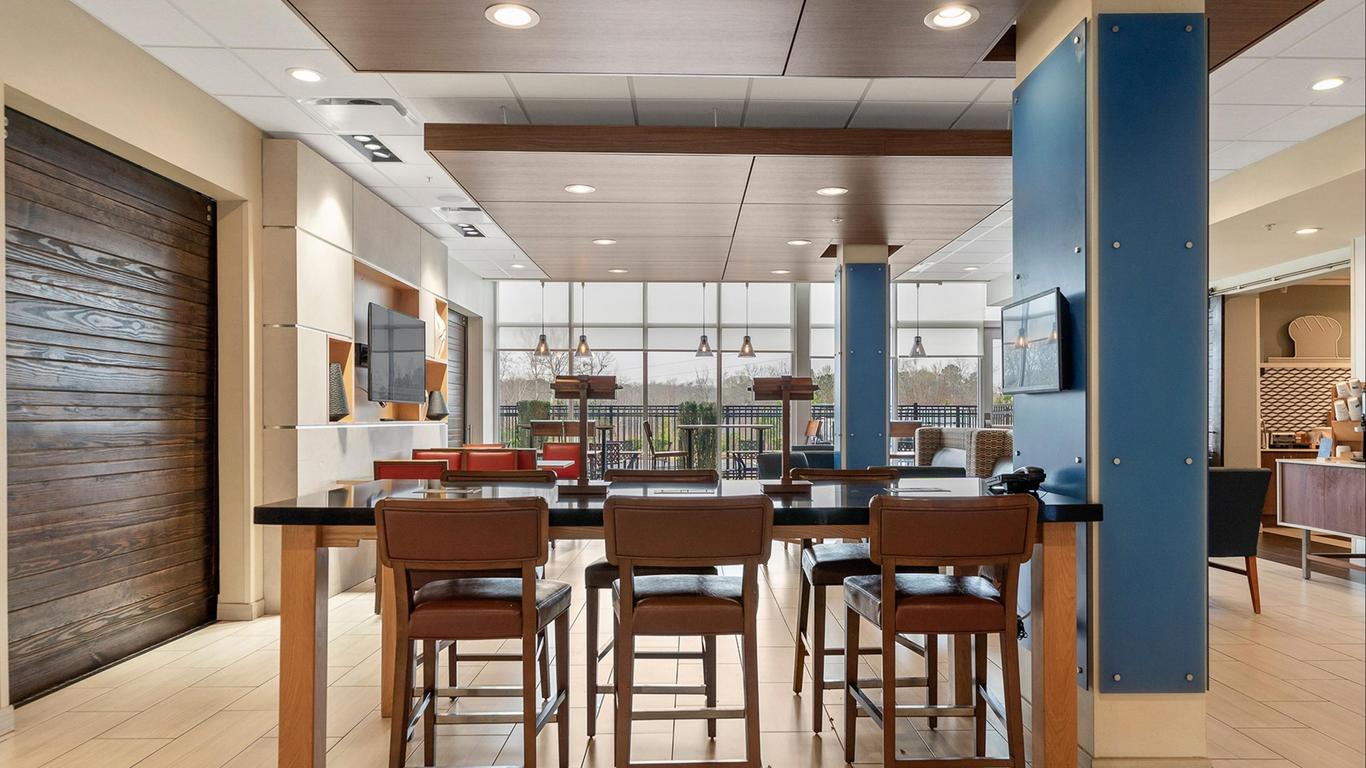 Holiday Inn Express & Suites Macon North