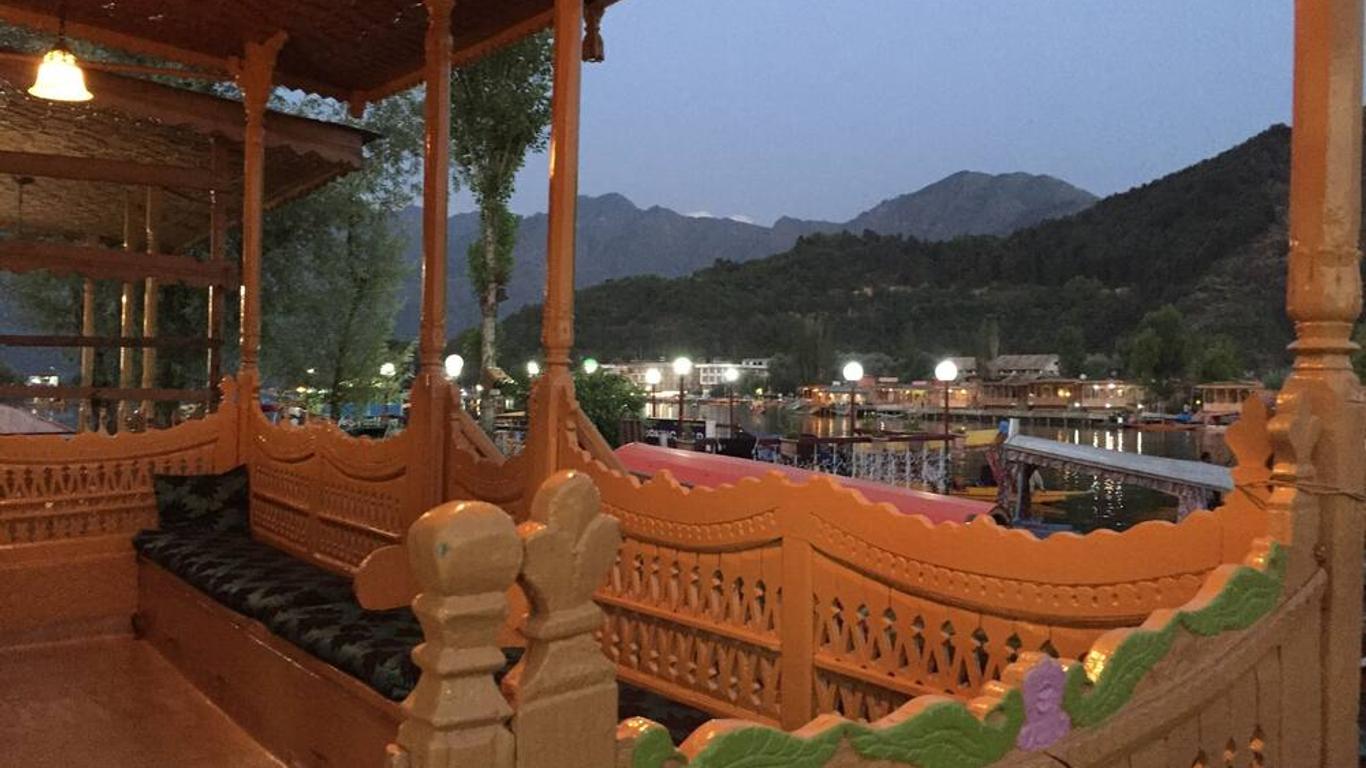 New Sea Palace Houseboats