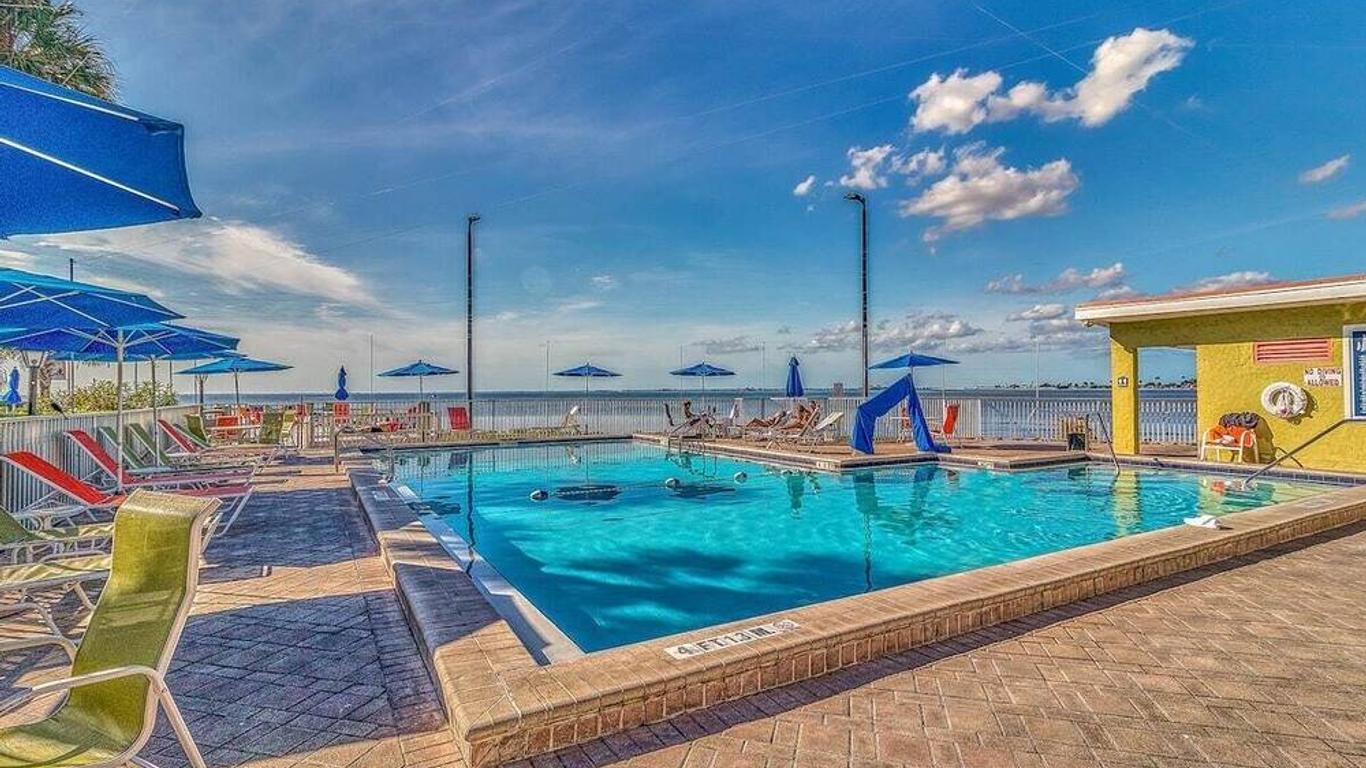 Amazing Waterfront Views Resort, Enjoy Heated Pool & Sunset!