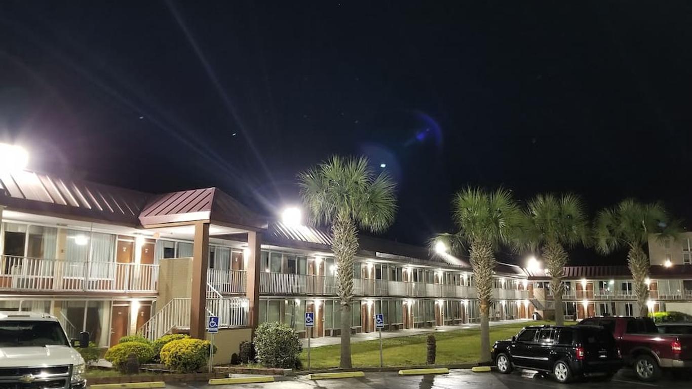 Days Inn & Suites by Wyndham Charleston Airport West