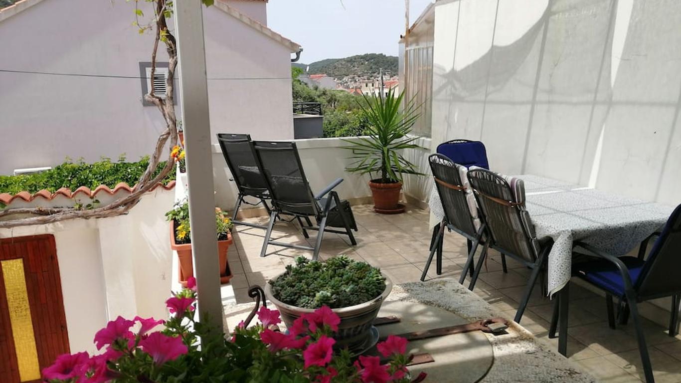 Apartments with parking spaces Vis - 2476