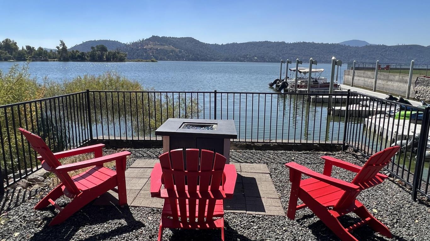 Clear Lake Cottages & Marina