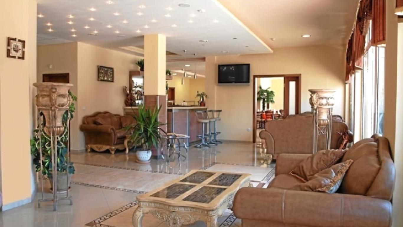 Hotel Black Sea - Breakfast, Pool & Free Parking