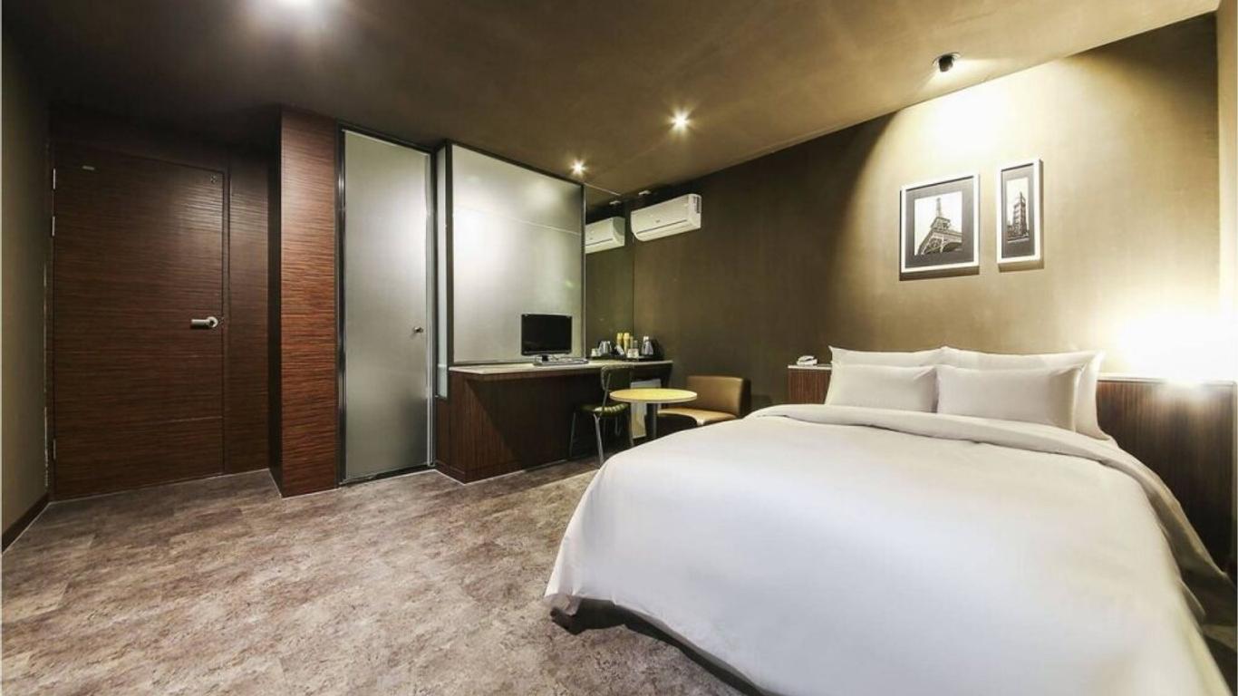 Moon Hotel