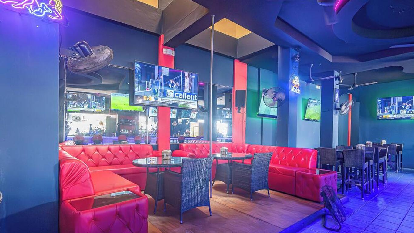 Oz Hotel & Sports Bar