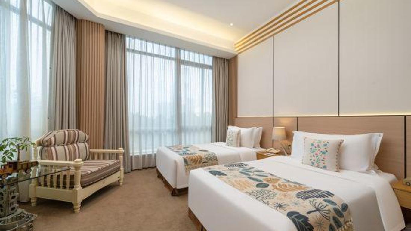 Zhanjiang Jinfu Auto Theme Hotel (Jinshawan Guanhai Long Corridor)