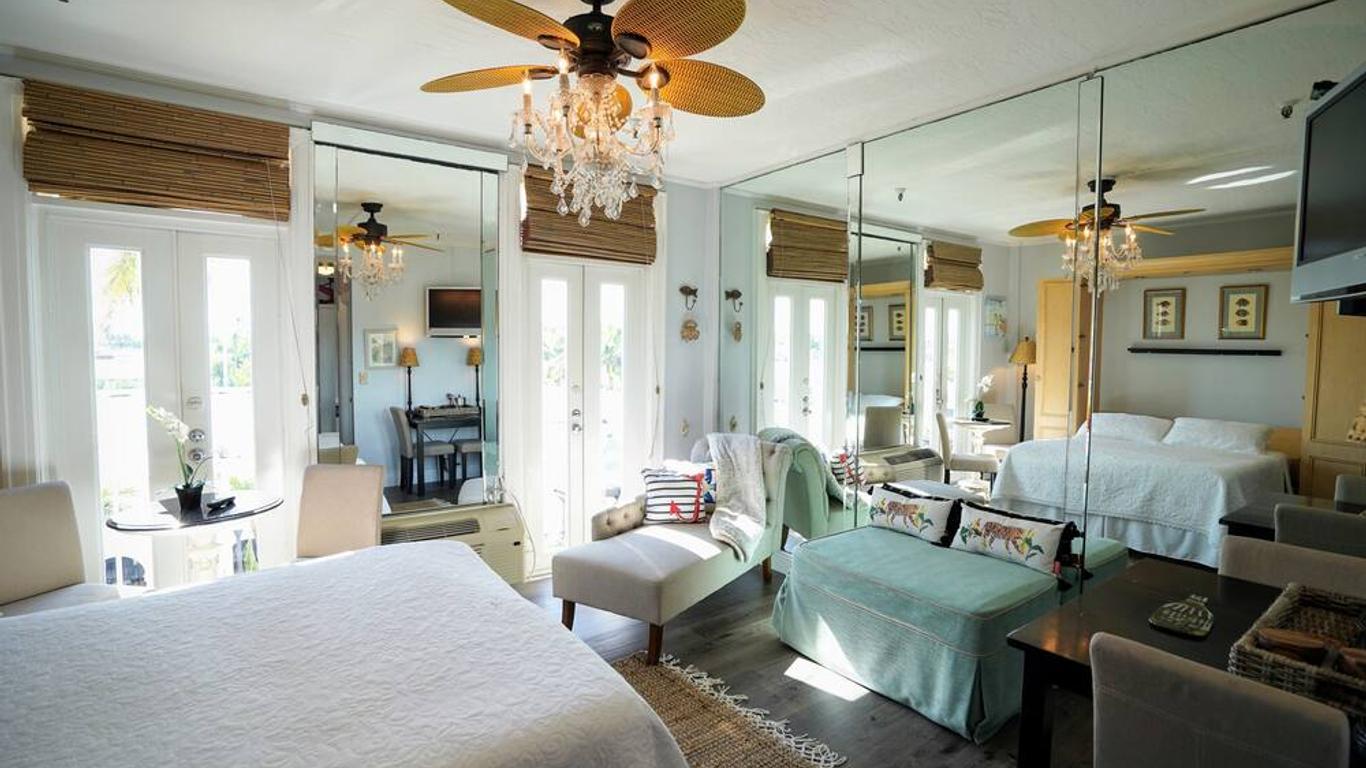 Palm Beach Hotel with Juliette Balconies! 2 blocks from beach! Historic Landmark