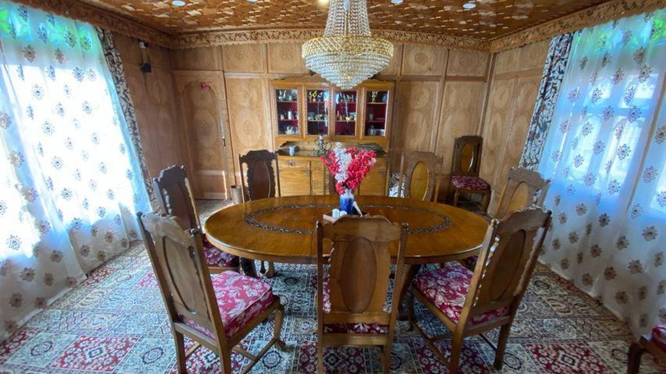 Sikandra Palace Group Of Houseboats