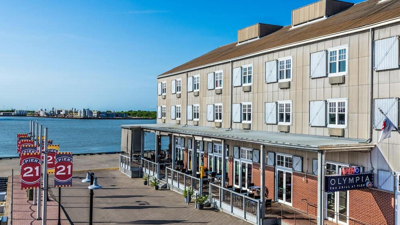 Harbor House Hotel and Marina at Pier 21