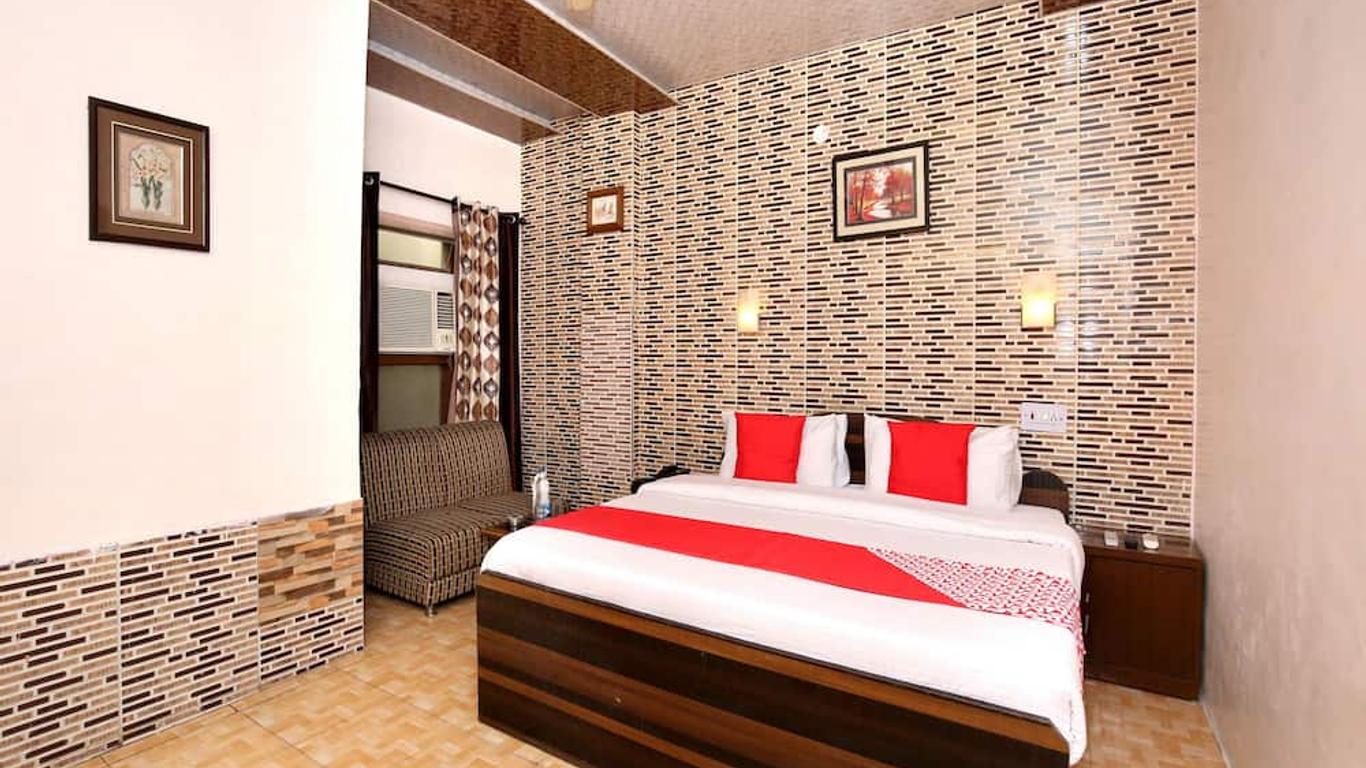 OYO 11912 Hotel Nav Classic